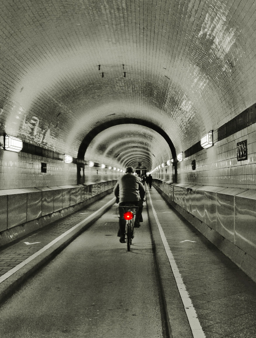 Radfahrer im alten Elbtunnel