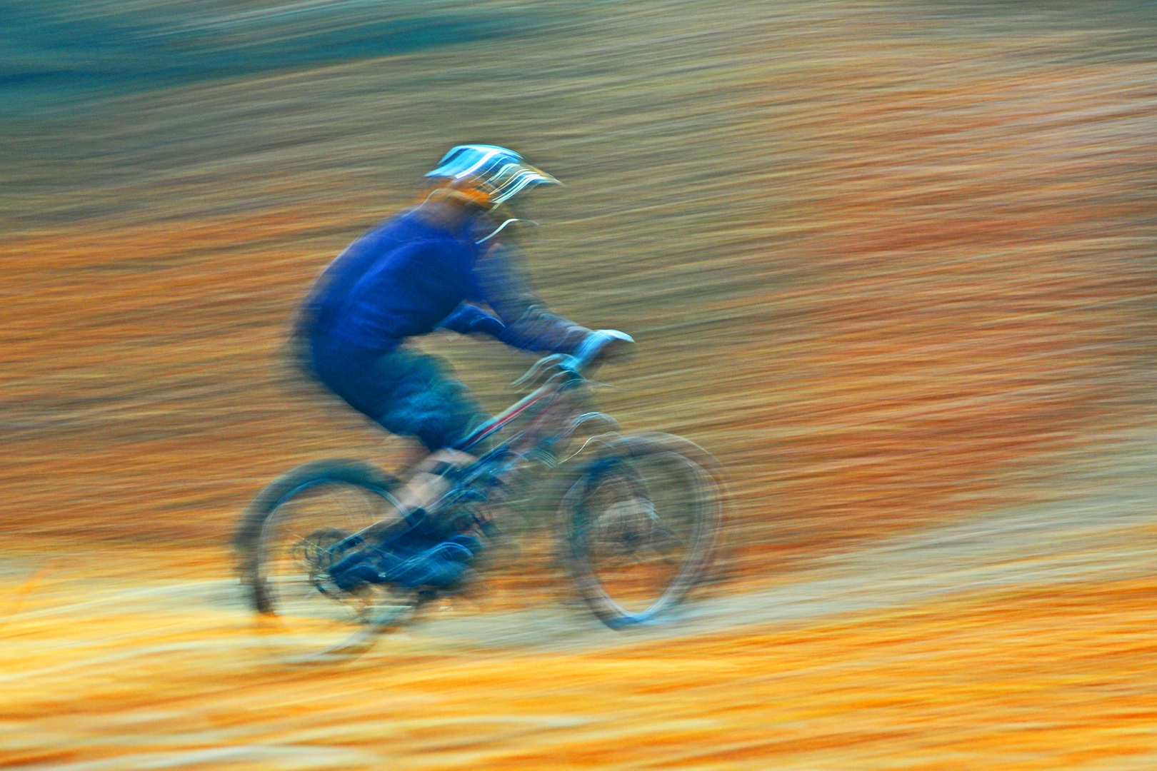 Radfahrer im Herbstwald