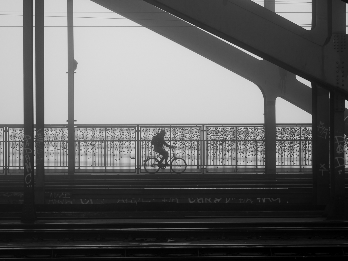 Radfahrer im Nebel