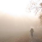 Radfahrer im Novembernebel