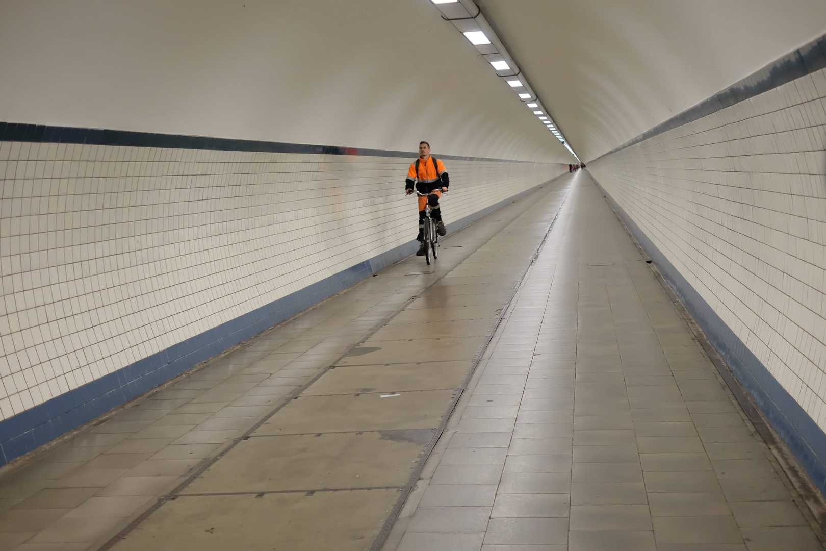 Radfahrer im Tunnel