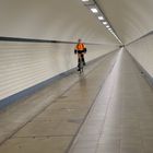 Radfahrer im Tunnel