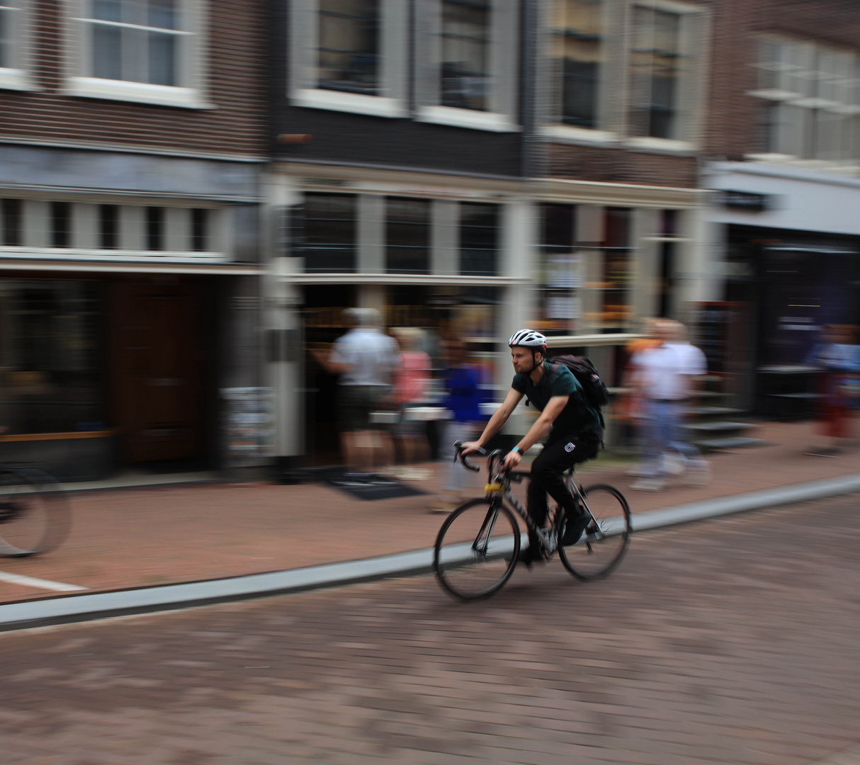 Radfahrer in Amsterdam (eine von VIELE)