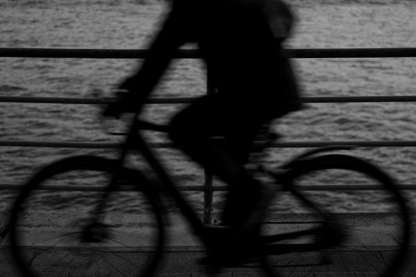 Radfahrer in der Dämmerung