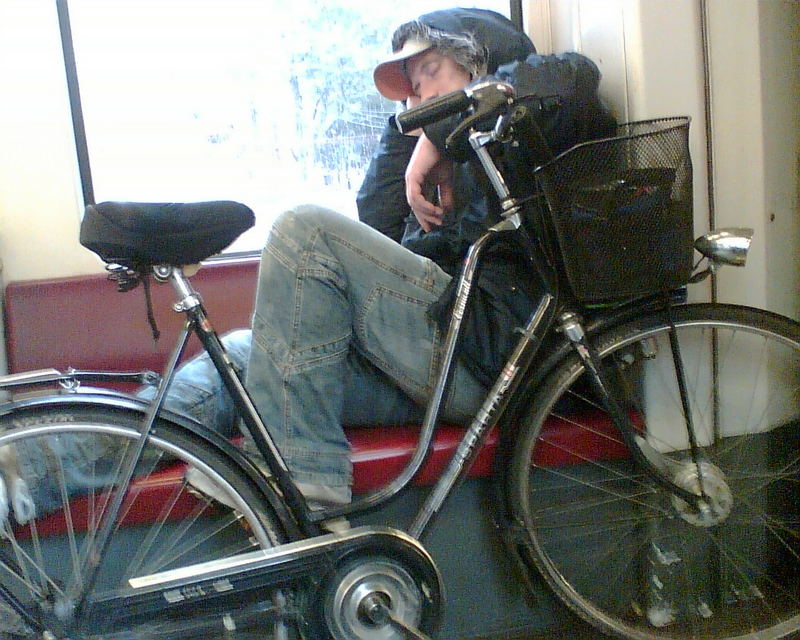 Radfahrer in der Straßenbahn