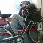 Radfahrer in der Straßenbahn