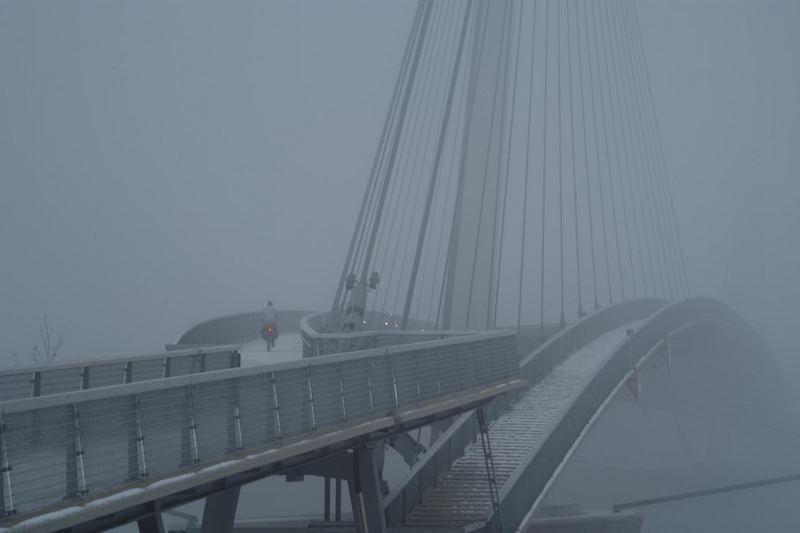 Radfahrer über Brücke