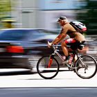 Radfahrer vor dem Lentos-Kunstmuseum