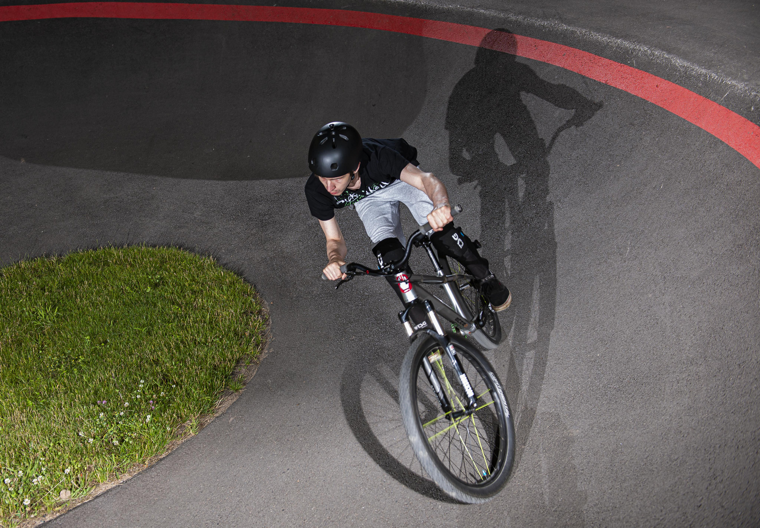 Radfahrer wirft Schatten