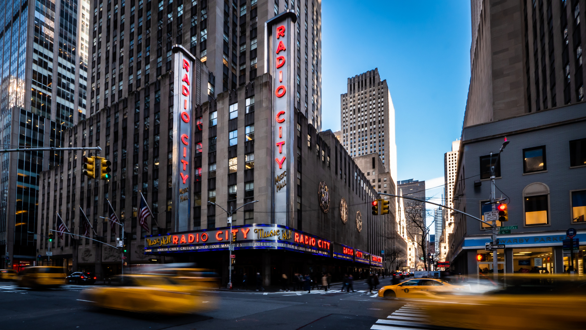 Radio City Music Hall mit Verkehr im Vordergrund