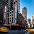 Radio City Music Hall mit Verkehr im Vordergrund