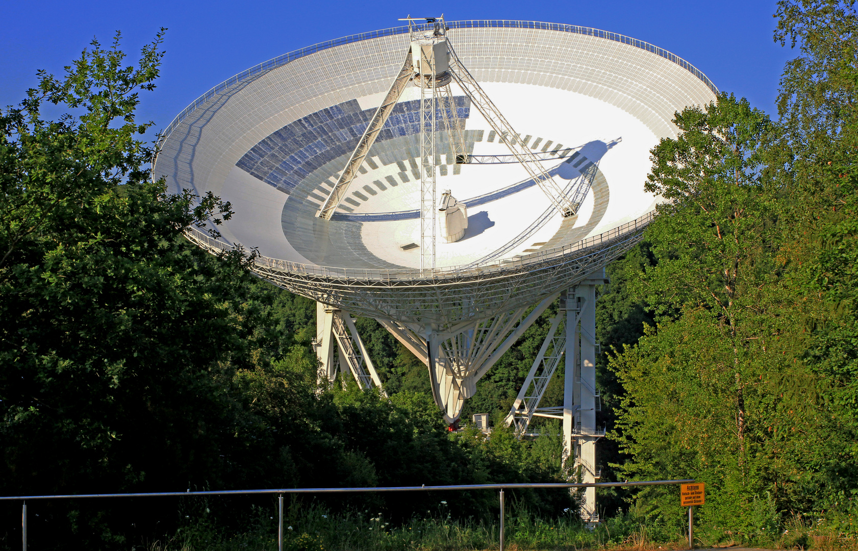 Radioteleskop Effelsberg (100 Meter Durchmesser) 12