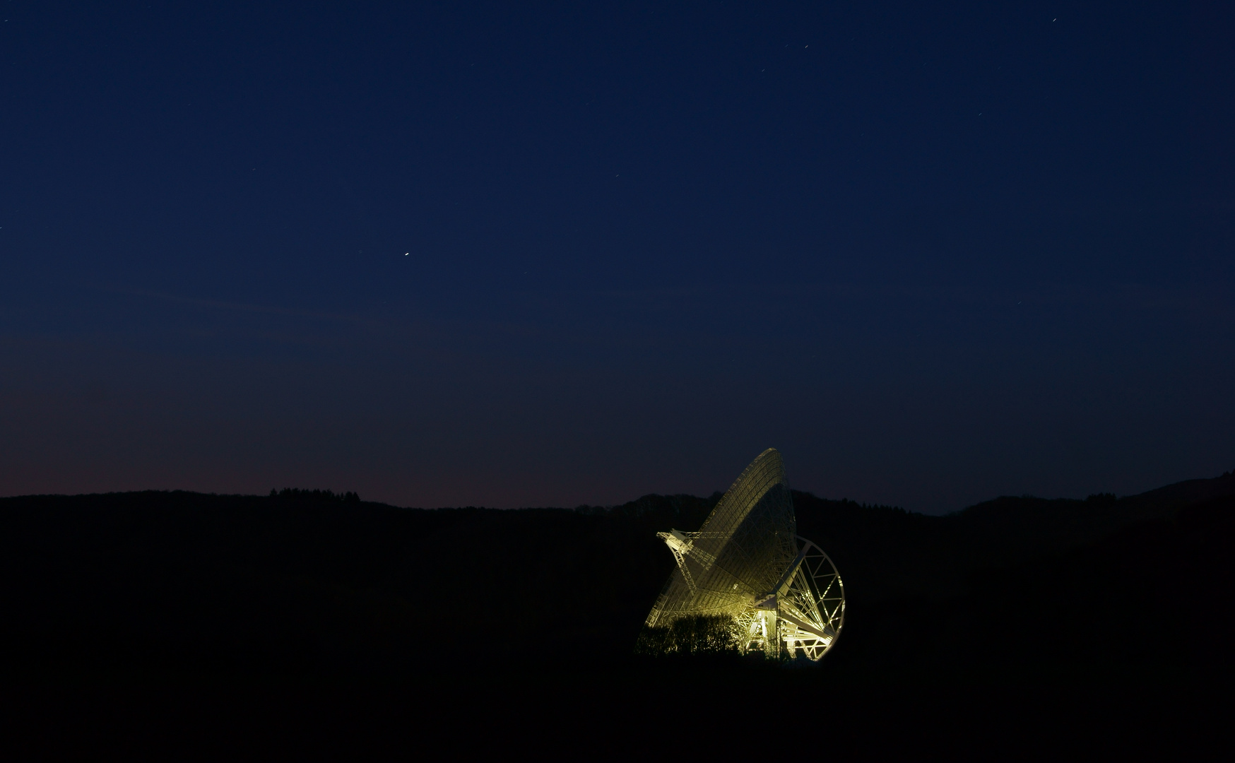 Radioteleskop Effelsberg bei Nacht 1