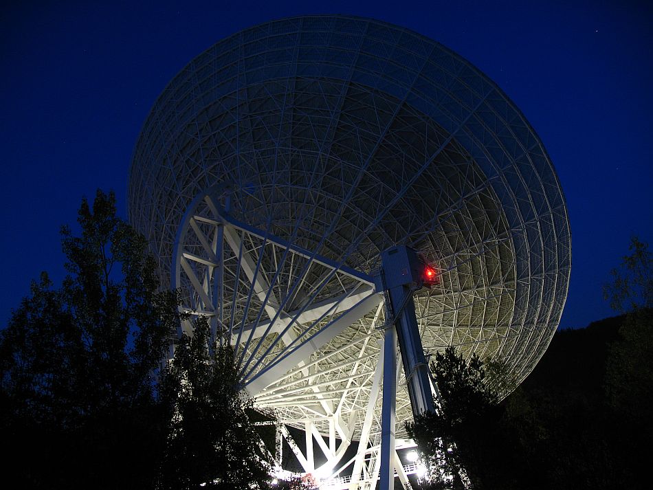 Radioteleskop Effelsberg bei Nacht (1)