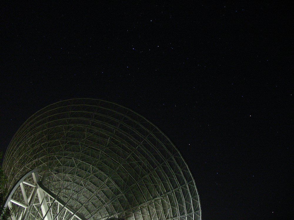 Radioteleskop Effelsberg bei Nacht (4) mit Sternenhimmel