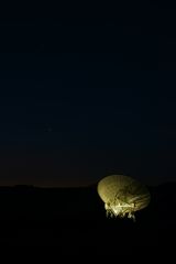 Radioteleskop Effelsberg bei Nacht