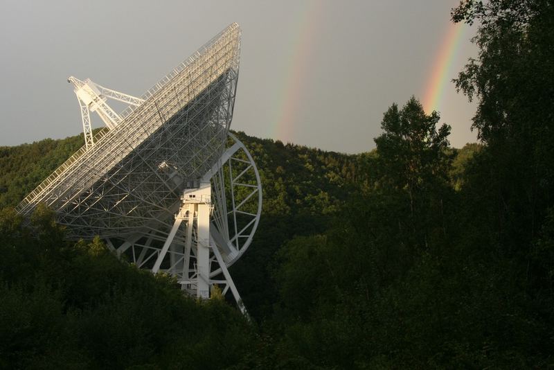 Radioteleskop Effelsberg (Eifel) mit Regenbogen