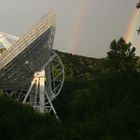 Radioteleskop Effelsberg (Eifel) mit Regenbogen