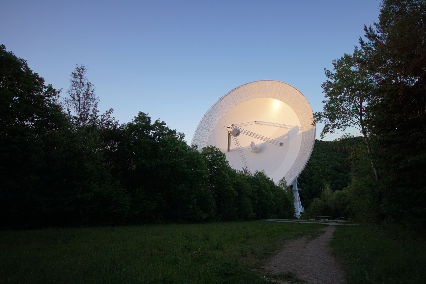 Radioteleskop Effelsberg im Sonnenuntergang