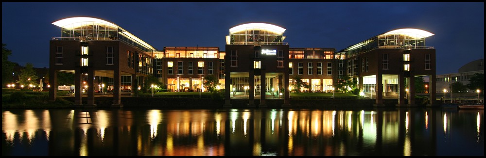 Radisson Lübeck bei Nacht