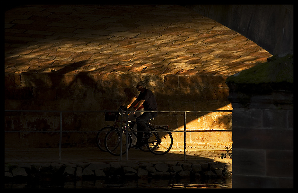 Radler unter der Brücke