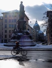 Radlerin am Maxdenkmal um fünf nach Zwölf