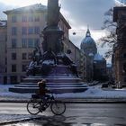 Radlerin am Maxdenkmal um fünf nach Zwölf