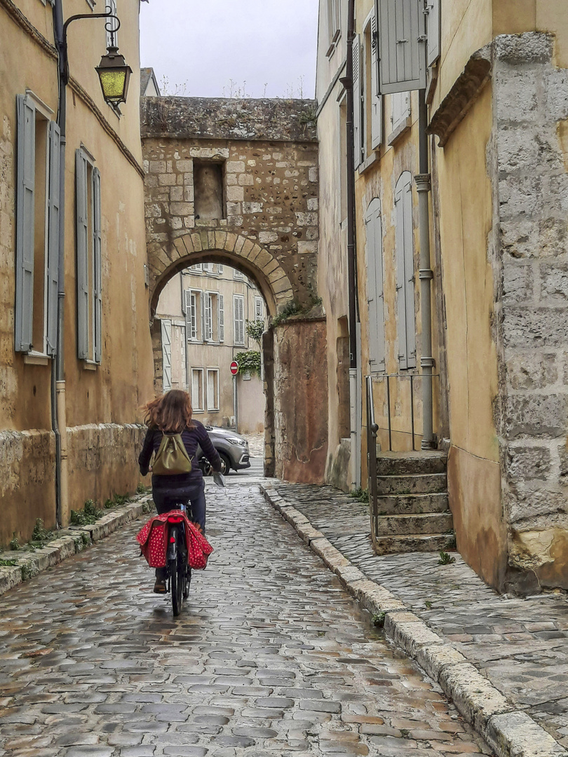 Radlerin in Chartres, Frankreich