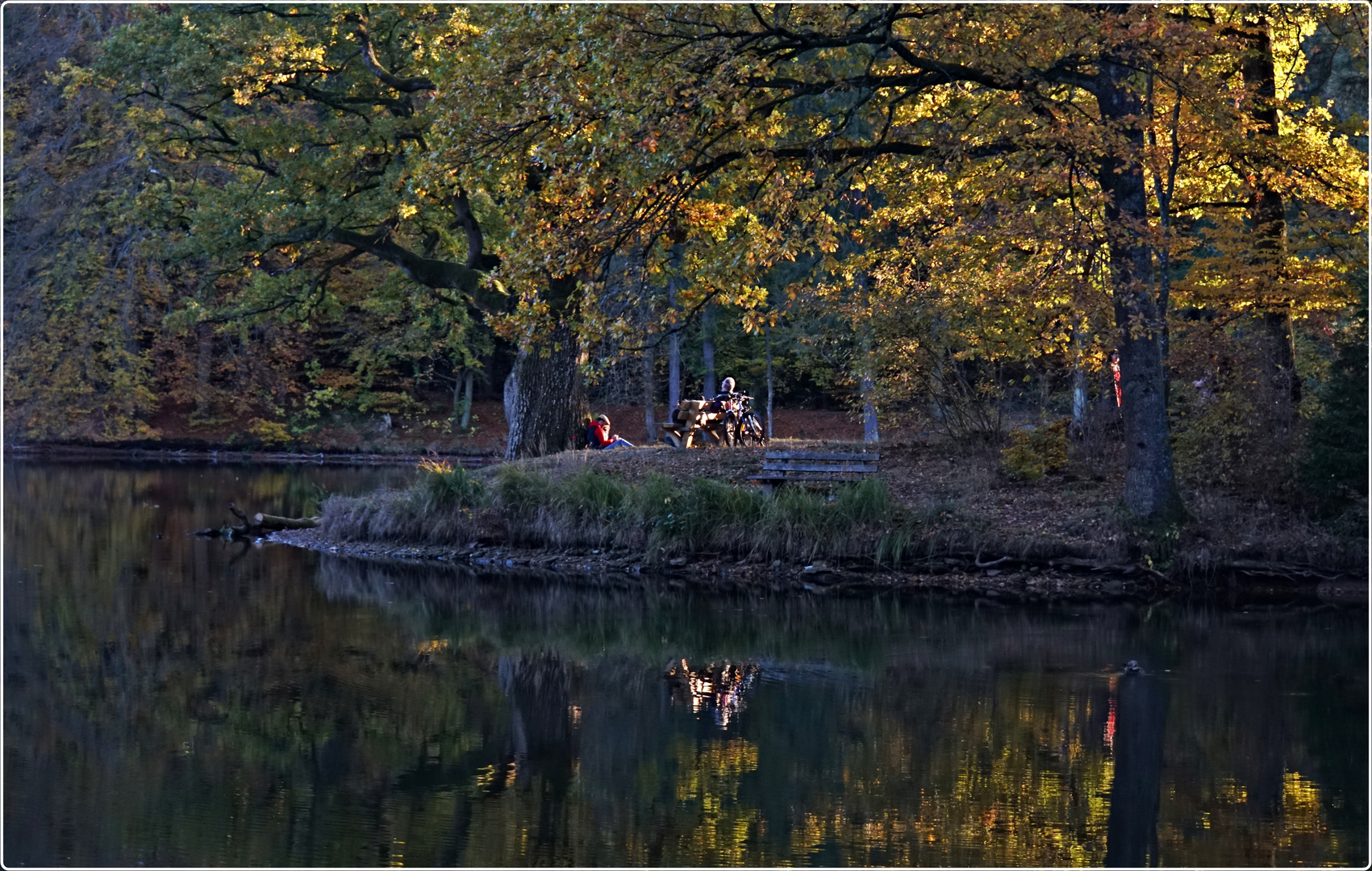 Radlerpause im Herbstlicht