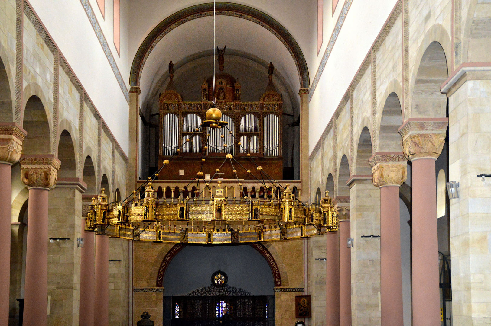 Radleuchter in der Basilika St Godehard in Hildesheim