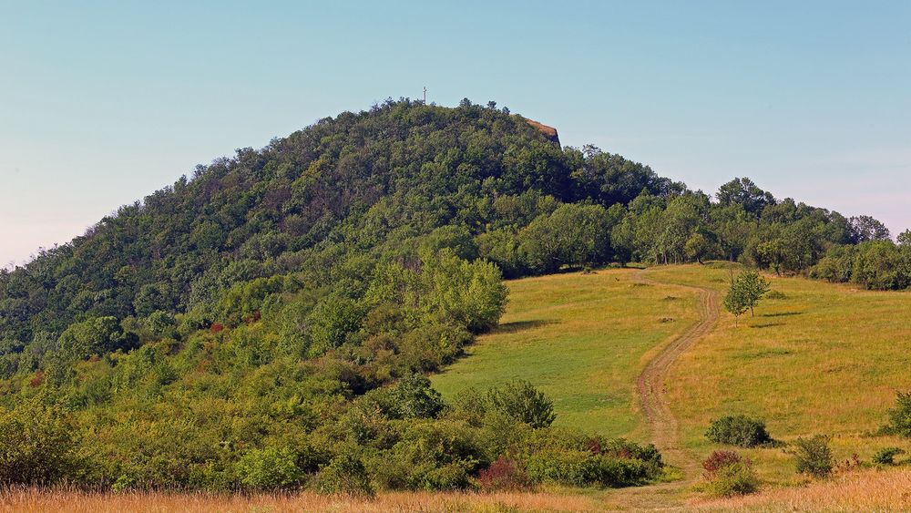 Radobyl der Berg mit dem Kreuz hoch über Leitmeritz in Böhmen