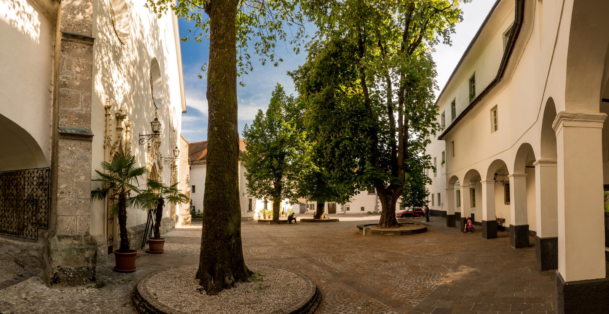 Radovljica / Slowenien - Arkadenhof mit Kirche St. Petrus (l.)