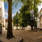 Radovljica / Slowenien - Arkadenhof mit Kirche St. Petrus (l.)