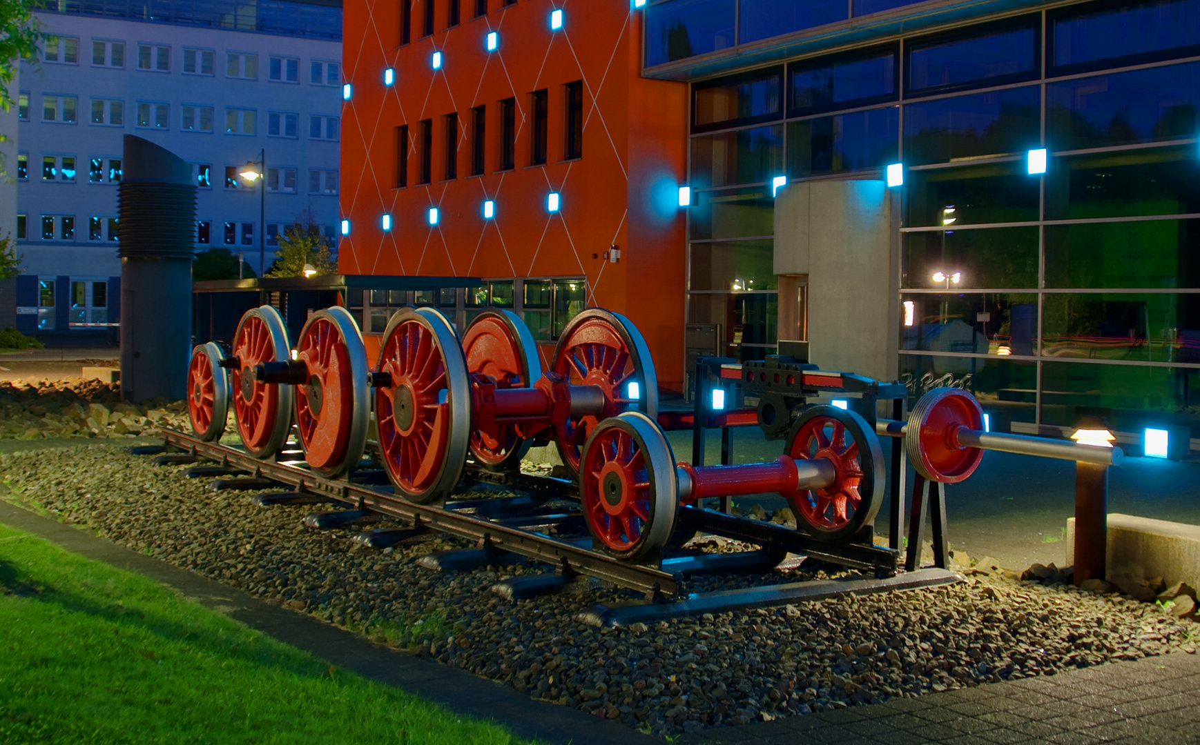 Radsatz vor Bahngebäude