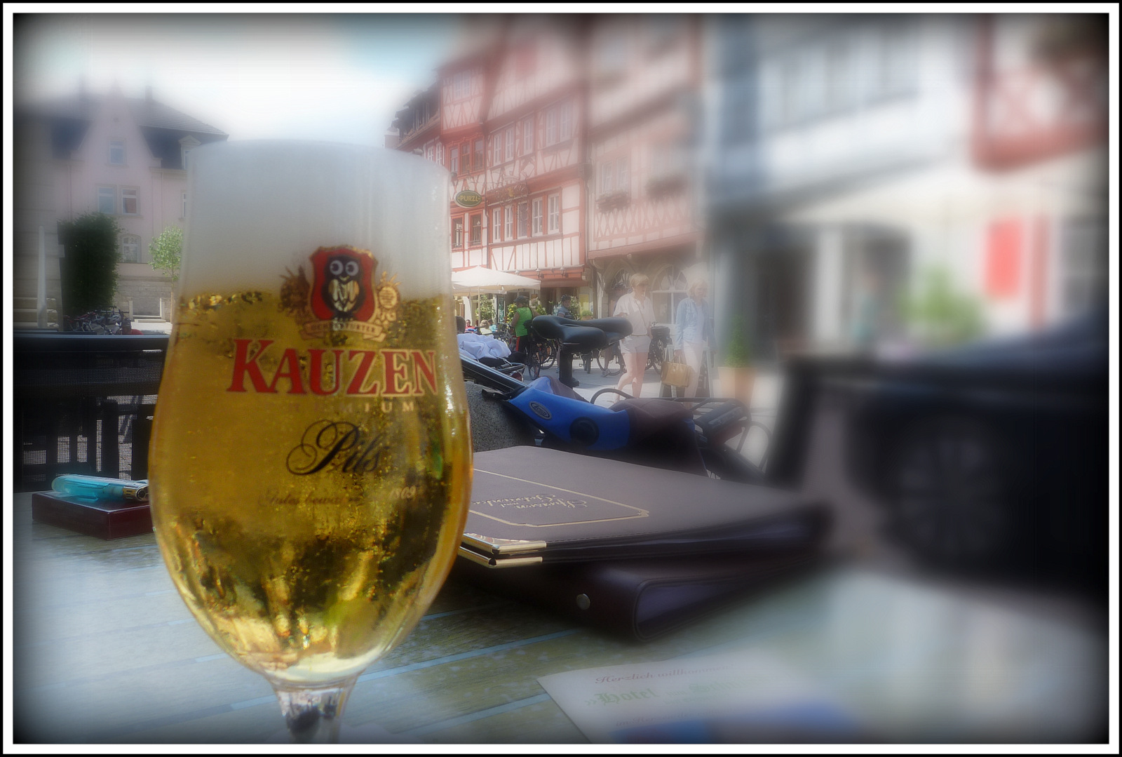 Radtour am Main   -  in einer P A U S E  -   ein erfrischendes Pils sei erlaubt.