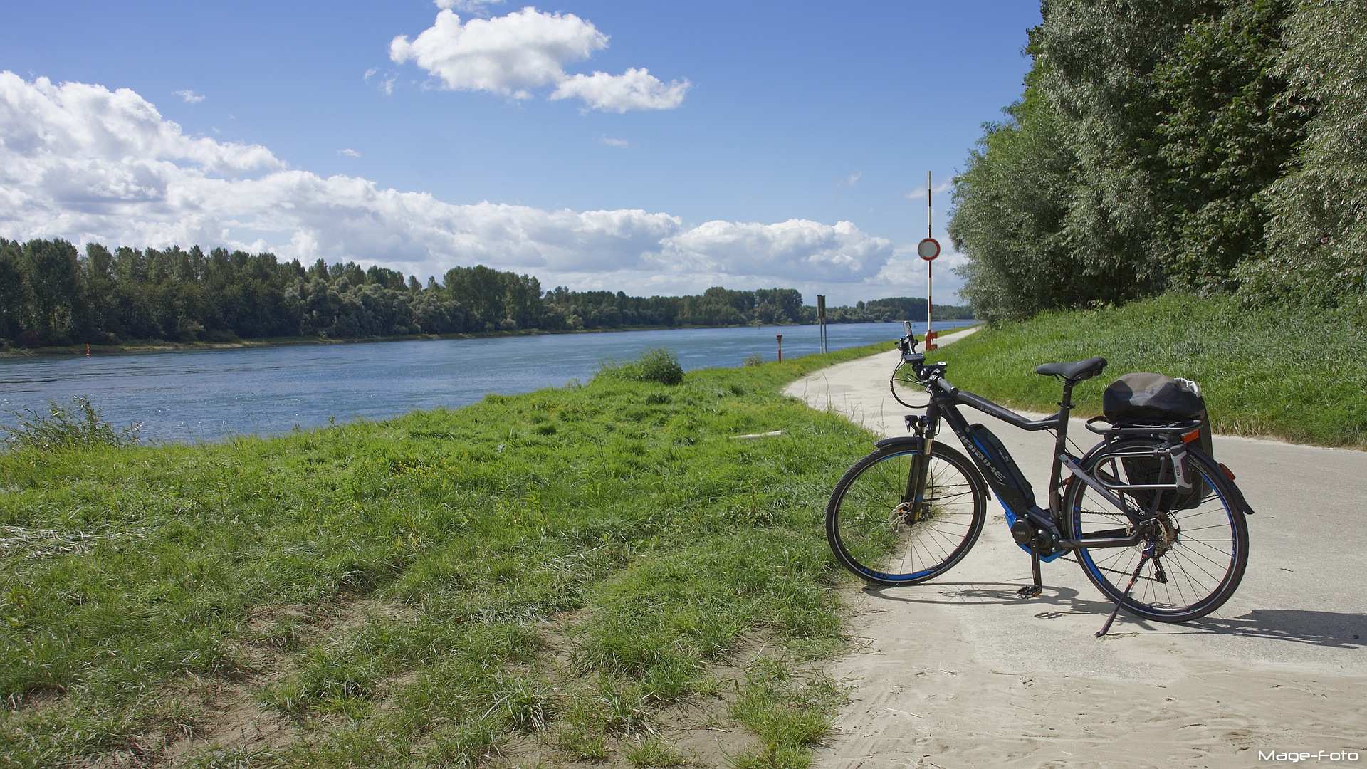 Radtour am Rhein entlang