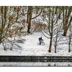 Radtour auf verschneiten Wegen