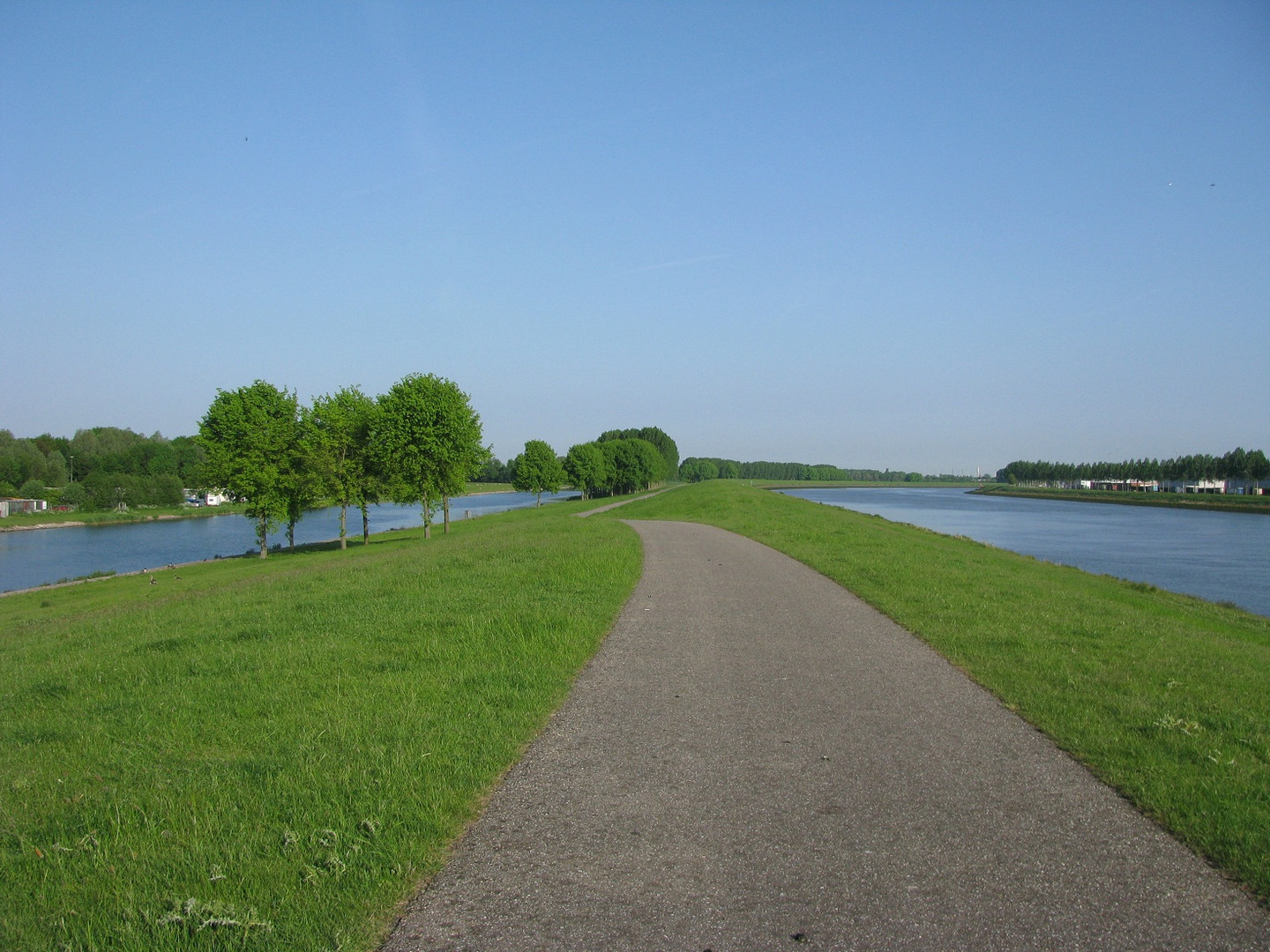 Radweg am Wasser