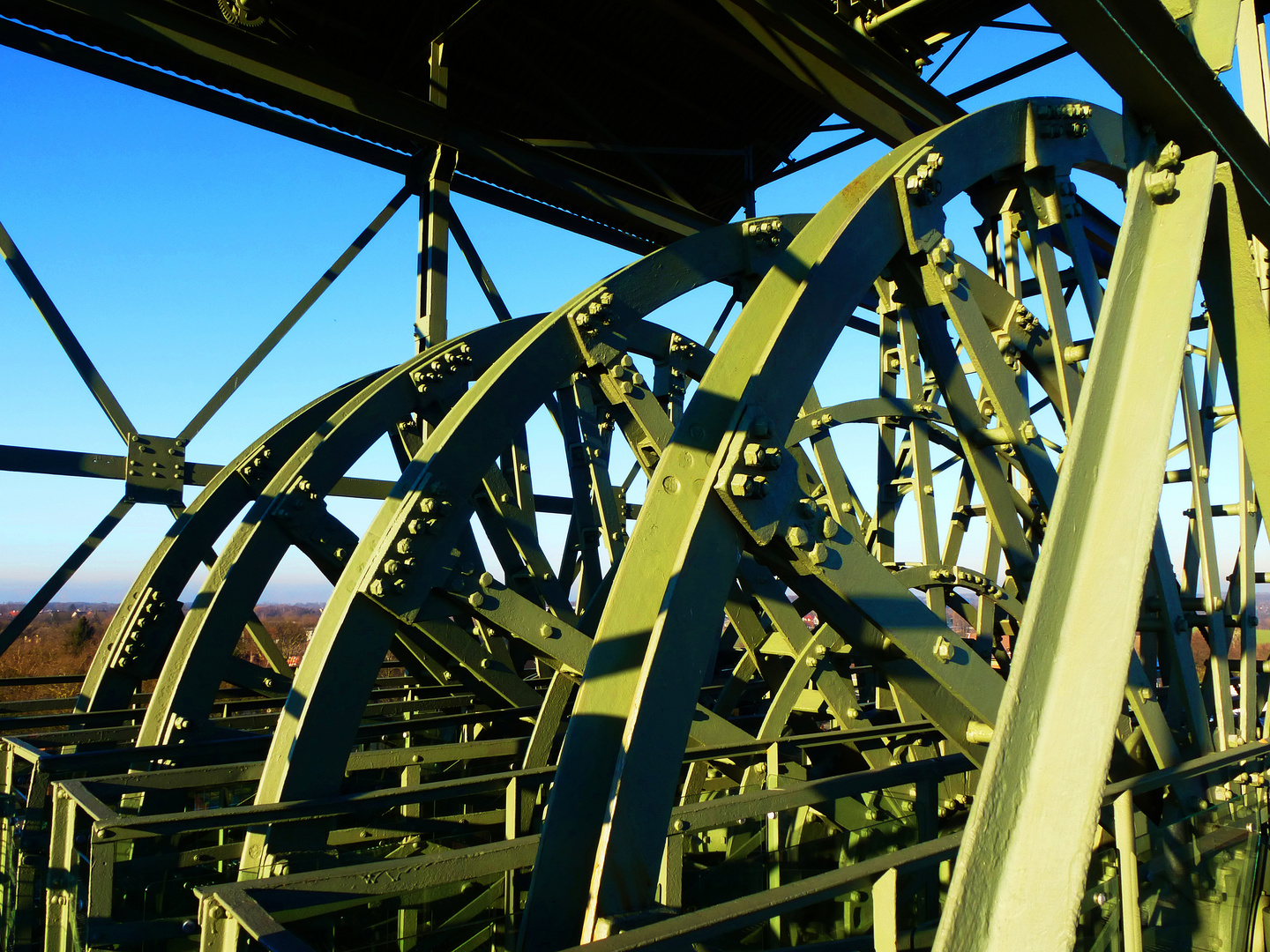 Räder auf einem Förderturm über einer alten Grube im Ruhrgebiet