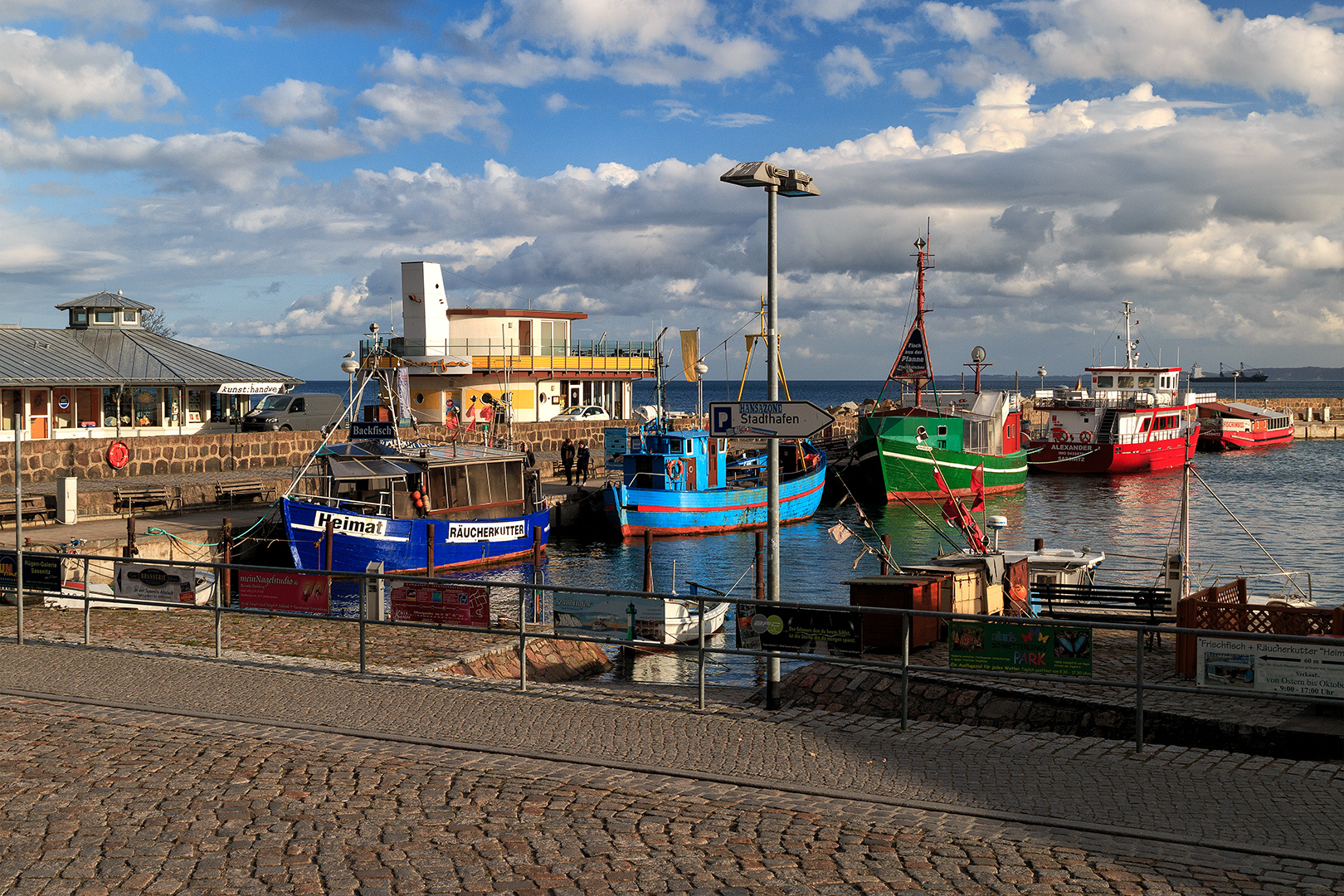 Räucherkuttern im Sassnitzer Hafen