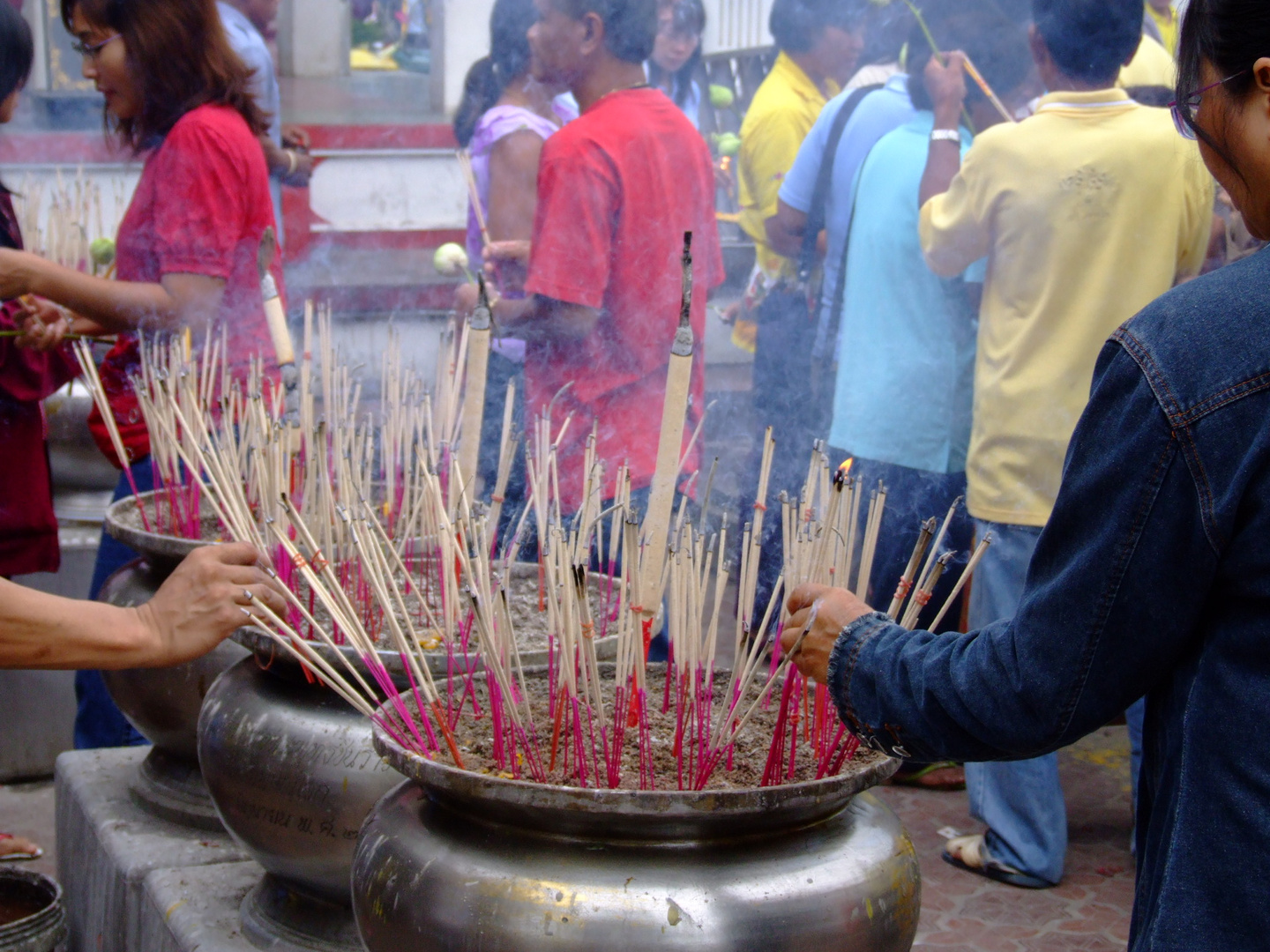 Räucherstäbchen in einem Tempel in Bangkok - Thailand, Bangkok