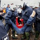 Räumung der Schienen durch die Polizei am Frankfurter Ostbahnhof