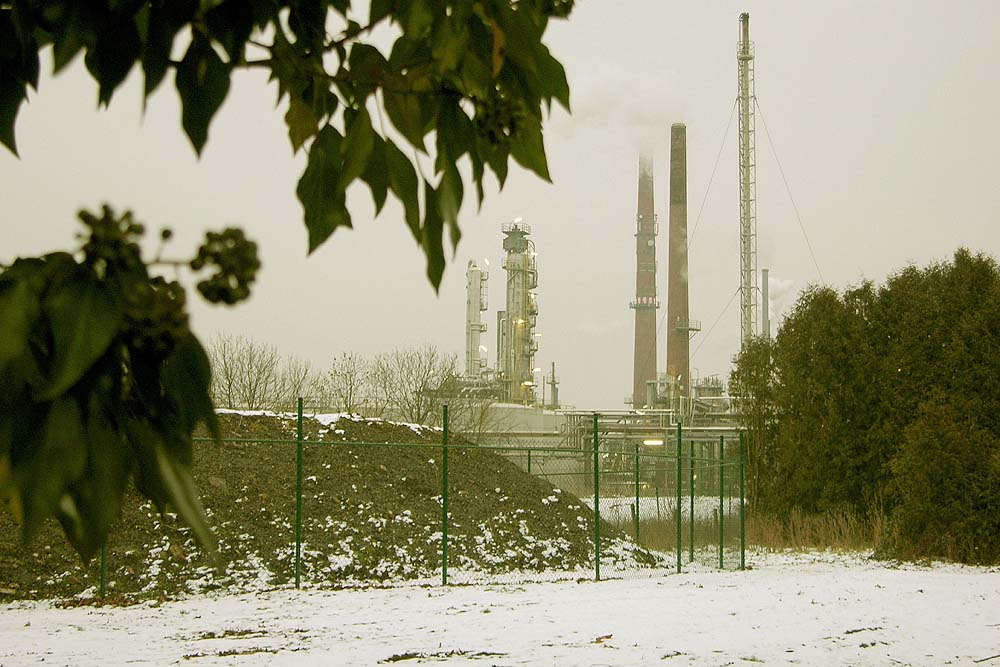 Raffinerie im Winternebel