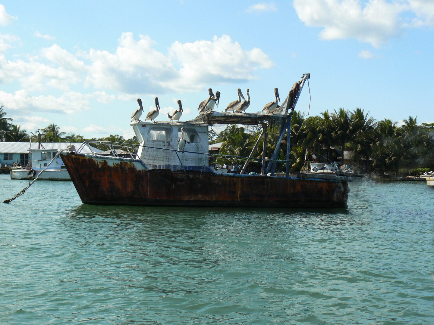 rafiot sur les eaux du rio DULCE