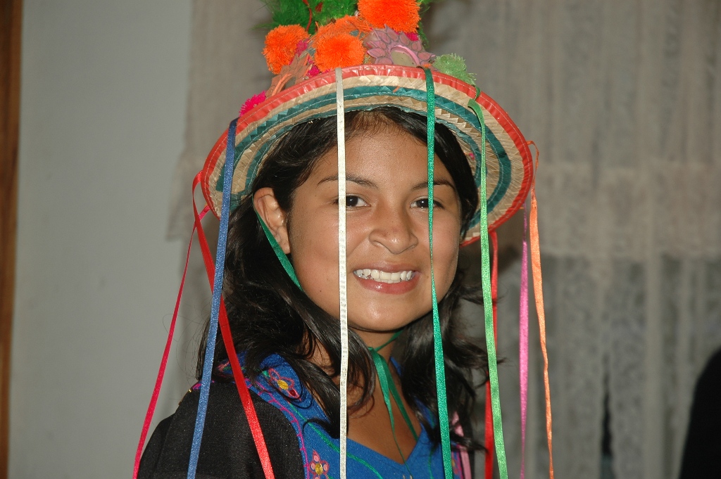 ragazza colombiana in costume tipico della Bolivia