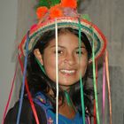 ragazza colombiana in costume tipico della Bolivia