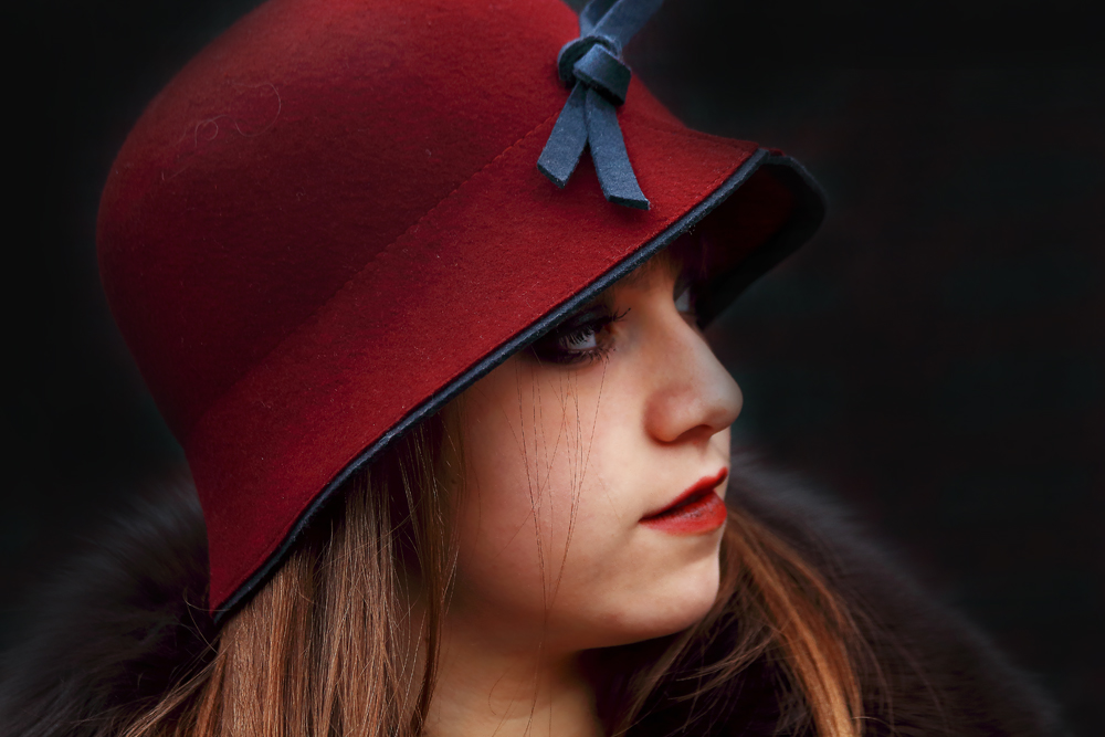 Ragazza con il cappello rosso