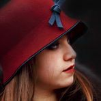 Ragazza con il cappello rosso