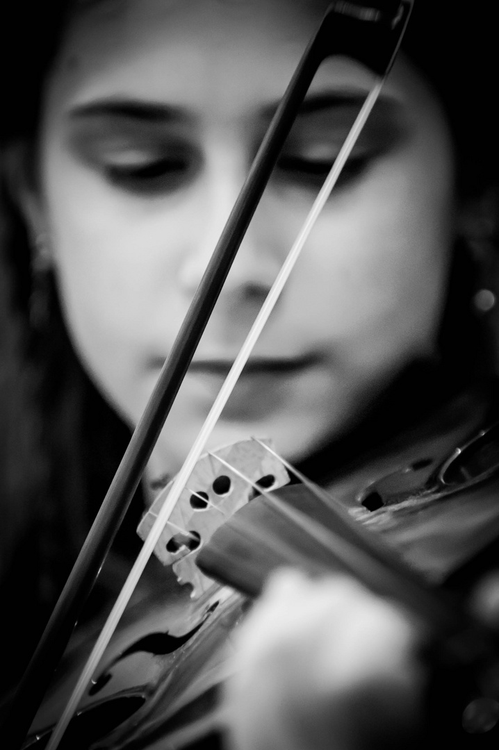 RAGAZZA CON IL VIOLINO