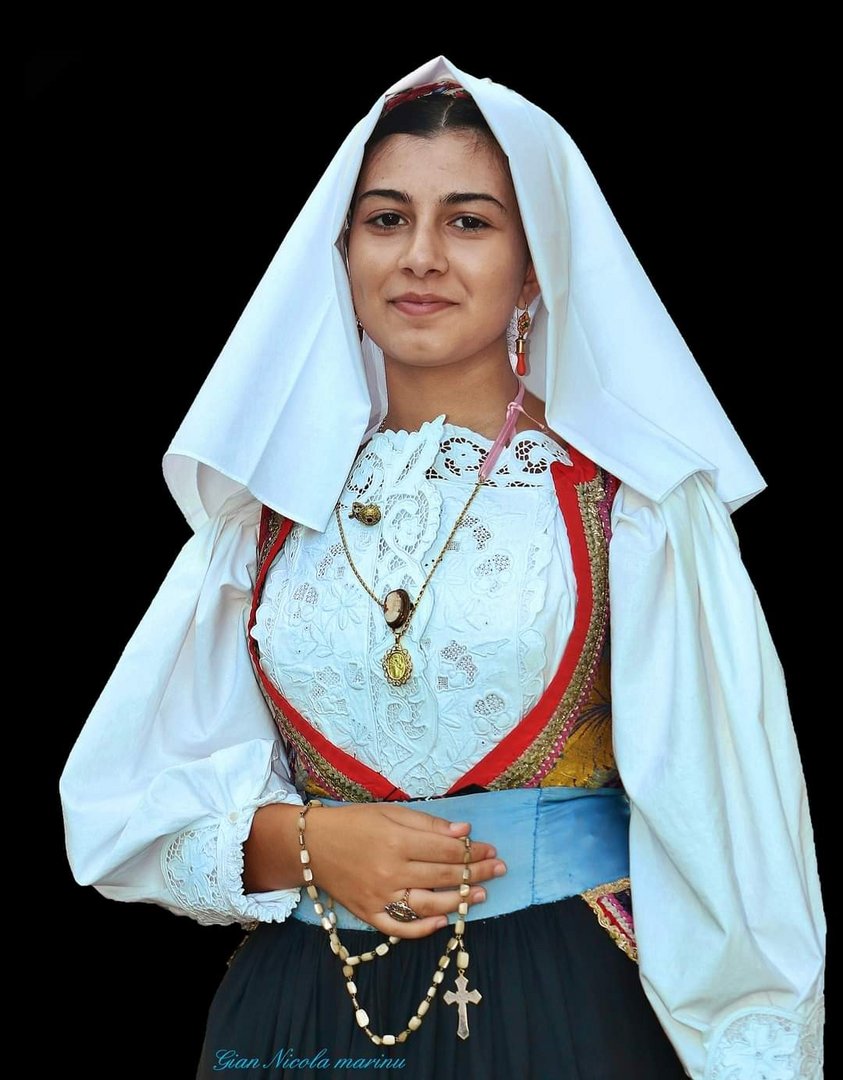 Ragazza in costume - Sardegna 